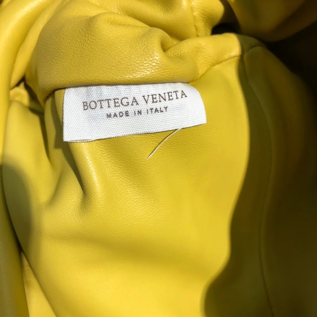BV cloud bag new color available coarse weave large grid weave corn yellow the pouch cloud bag Needless to say, this year's most popular trend is not without its reason. The minimalist design with a little wrinkles is both advanced and a bit lazy. After the new designer came, he directly changed it to a large weave and became super youthful. It also has a touch of fashion. You must buy it. This year's must-have bag Size: 22×12×7cm